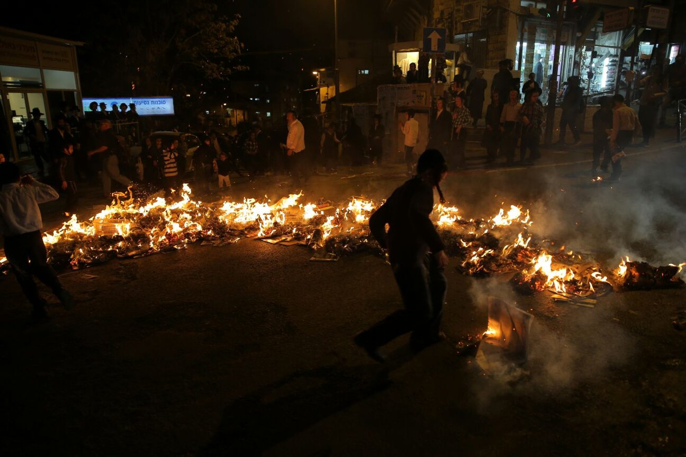 עשרות קיצונים חרדים העלו באש בובת חייל במאה שערים