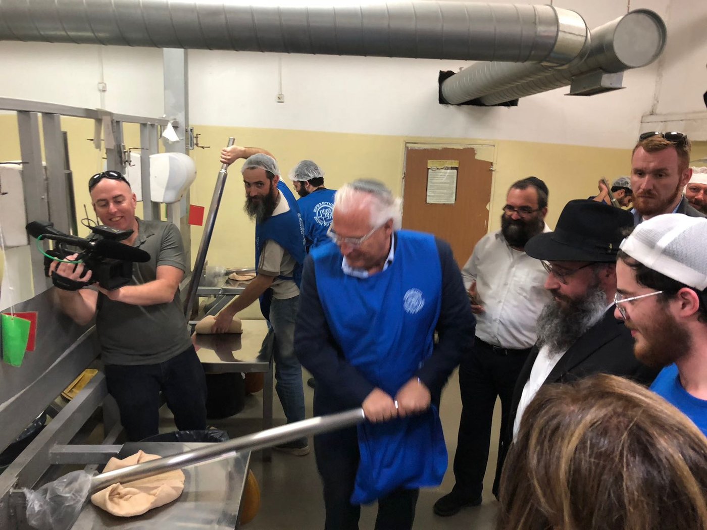 שגריר ארה"ב דייויד פרידמן אפה מצות בכפר החרדי • צפו