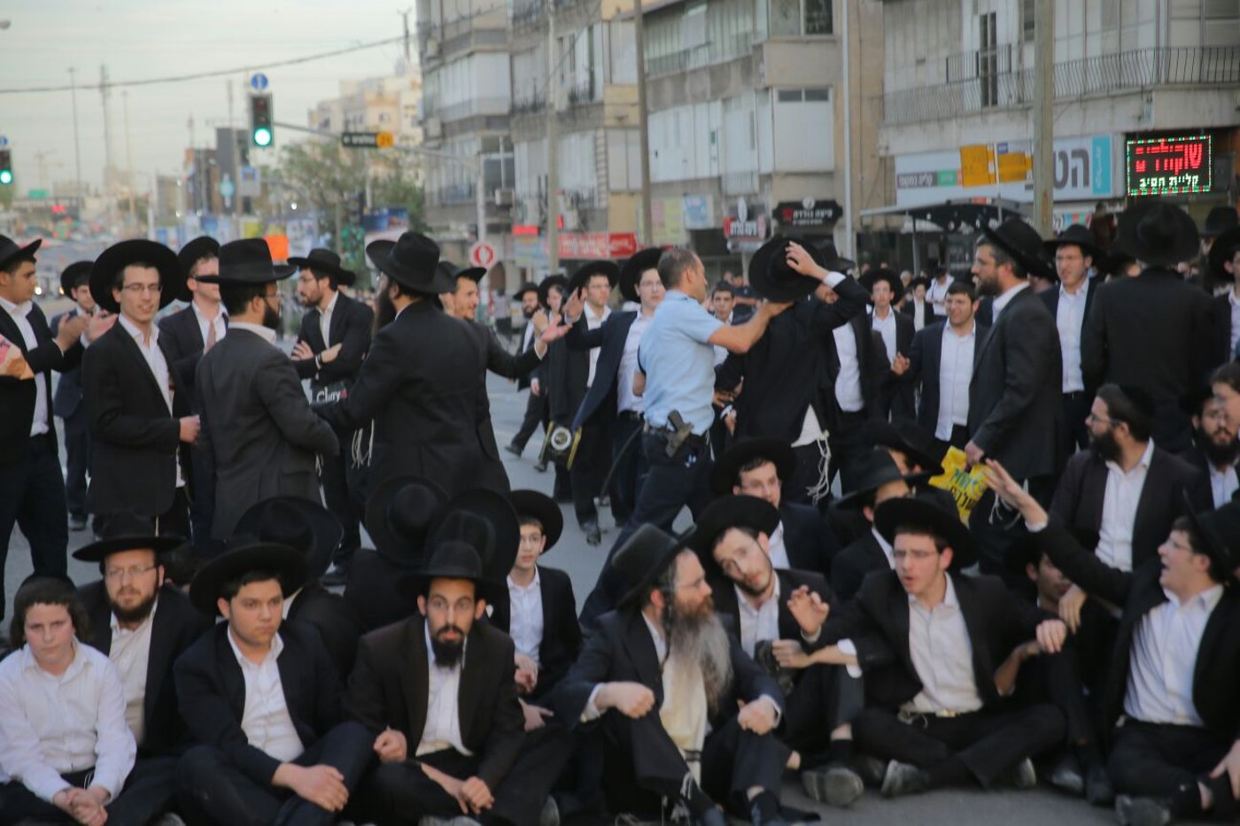הפגנת 'הפלג' בבני ברק: עימותים עם שוטרים, 30 עצורים