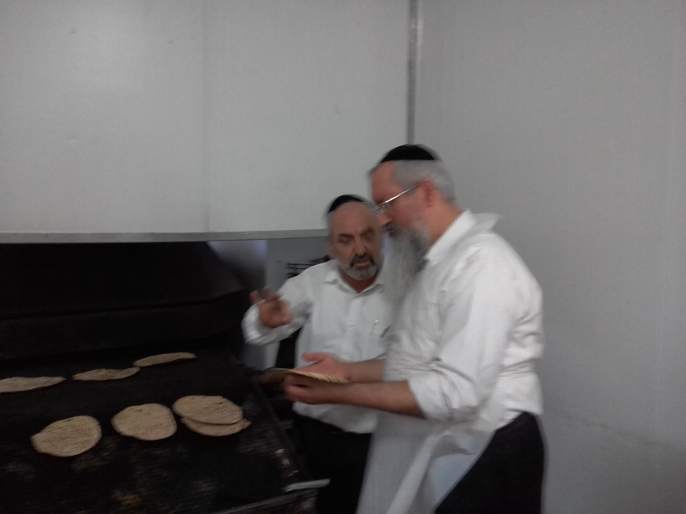 צפו: הרב אליהו אלחרר בהכנת מצות חבורה