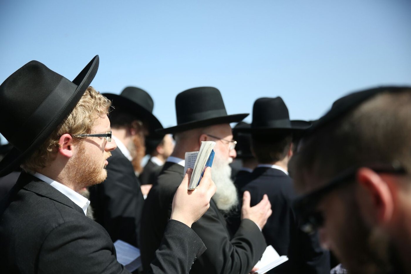 'שלושים' לגר"ש אוירבך: עלייה לציון וכתיבת ס"ת • גלריה