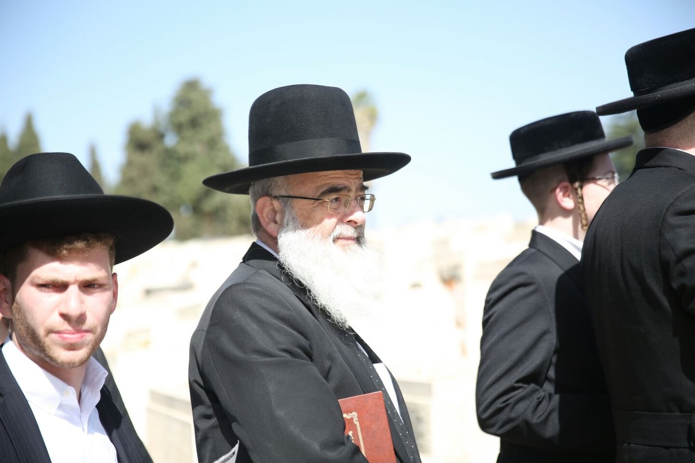 'שלושים' לגר"ש אוירבך: עלייה לציון וכתיבת ס"ת • גלריה