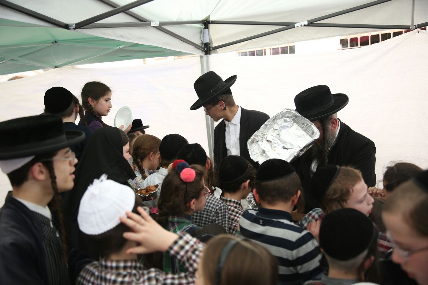 ערב חג במאה שערים: ההורים מנקים, הילדים אוכלים צ'יפס אצל 'המגיד'