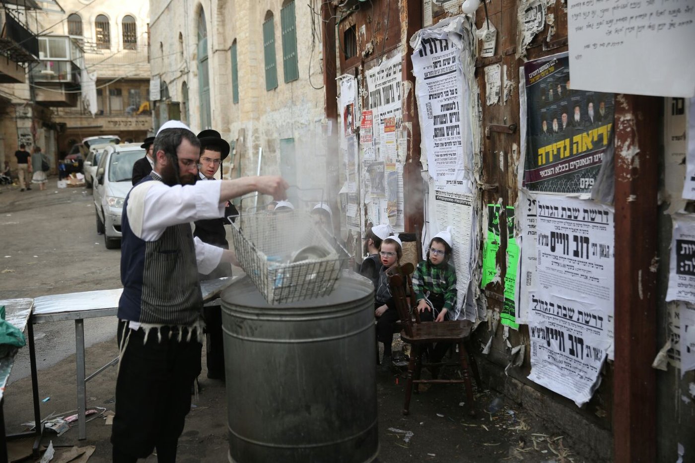 כך מגעילים כלים בשוק מאה שערים • תיעוד