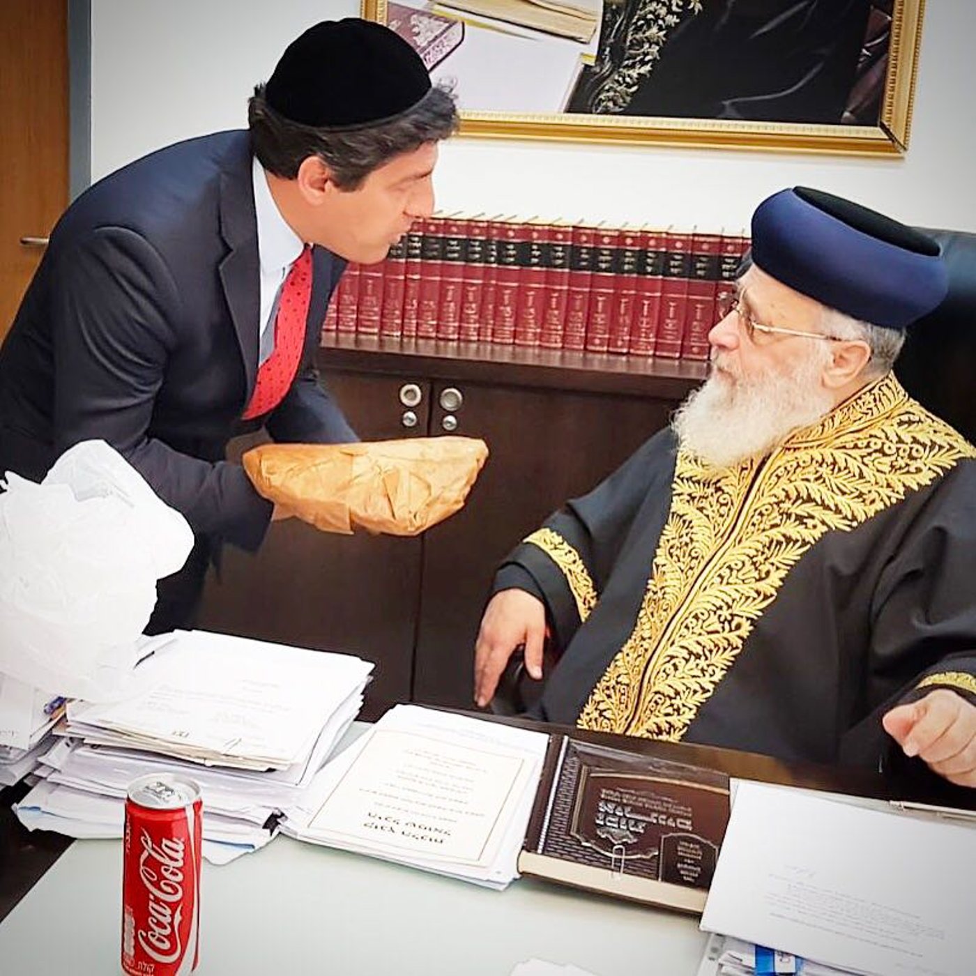 תיעוד: רב הסלבס העניק מצות לראשון לציון