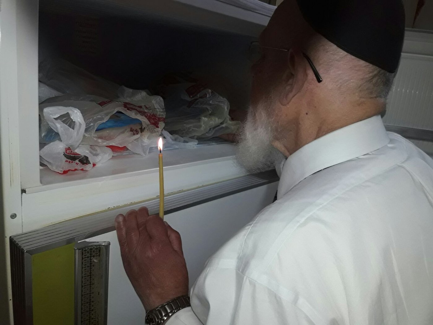 תיעוד: נשיא המועצת בבדיקת ושריפת חמץ
