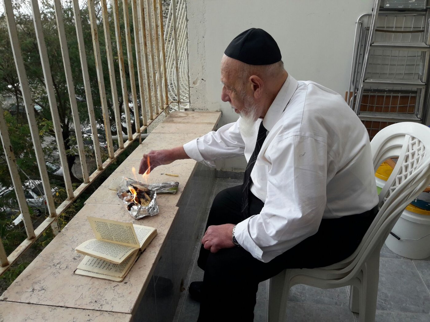 תיעוד: נשיא המועצת בבדיקת ושריפת חמץ