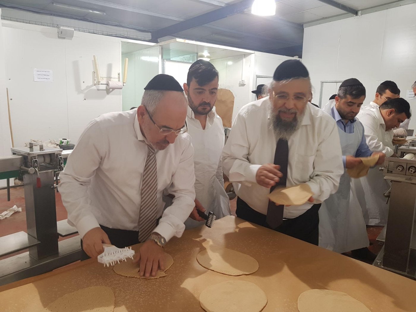 צפו: הראשל"צ במצוות הכנת מצות ערב החג