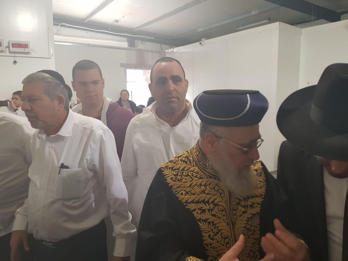 צפו: הראשל"צ במצוות הכנת מצות ערב החג