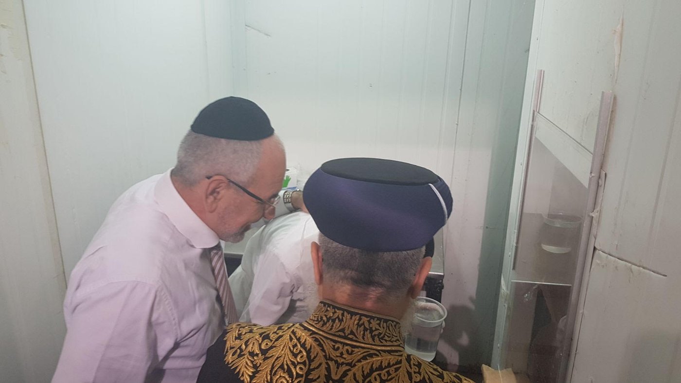 צפו: הראשל"צ במצוות הכנת מצות ערב החג
