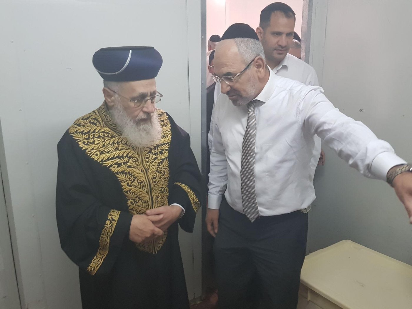 צפו: הראשל"צ במצוות הכנת מצות ערב החג