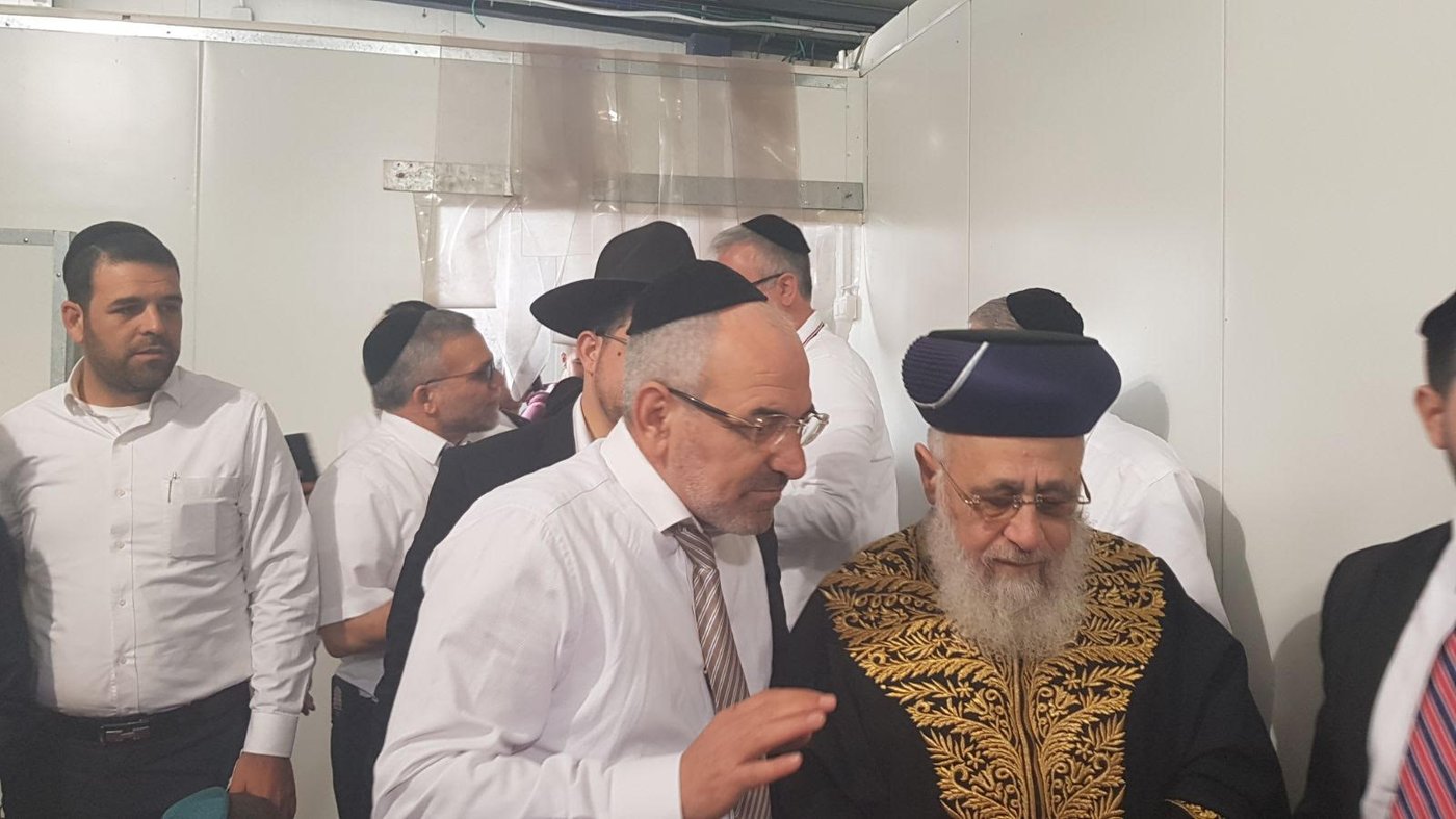 צפו: הראשל"צ במצוות הכנת מצות ערב החג