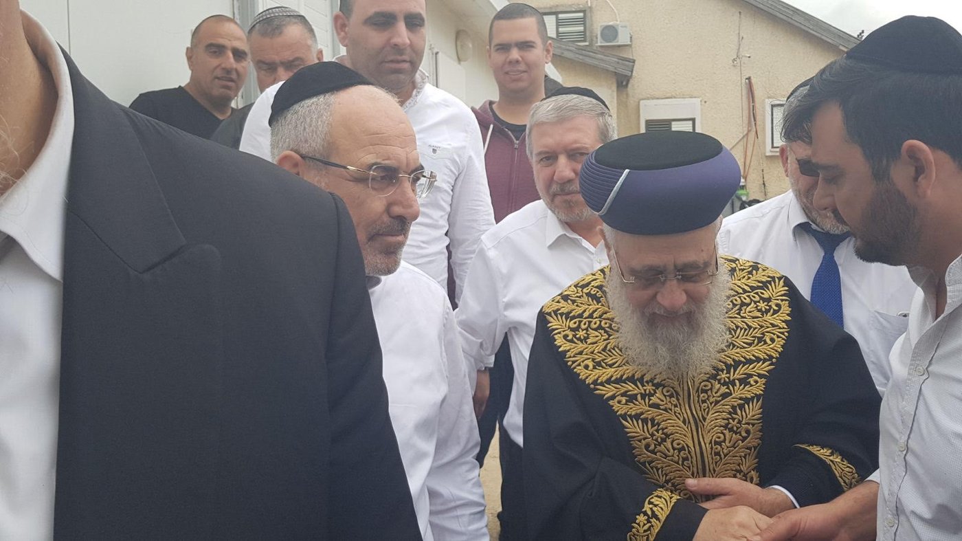 צפו: הראשל"צ במצוות הכנת מצות ערב החג