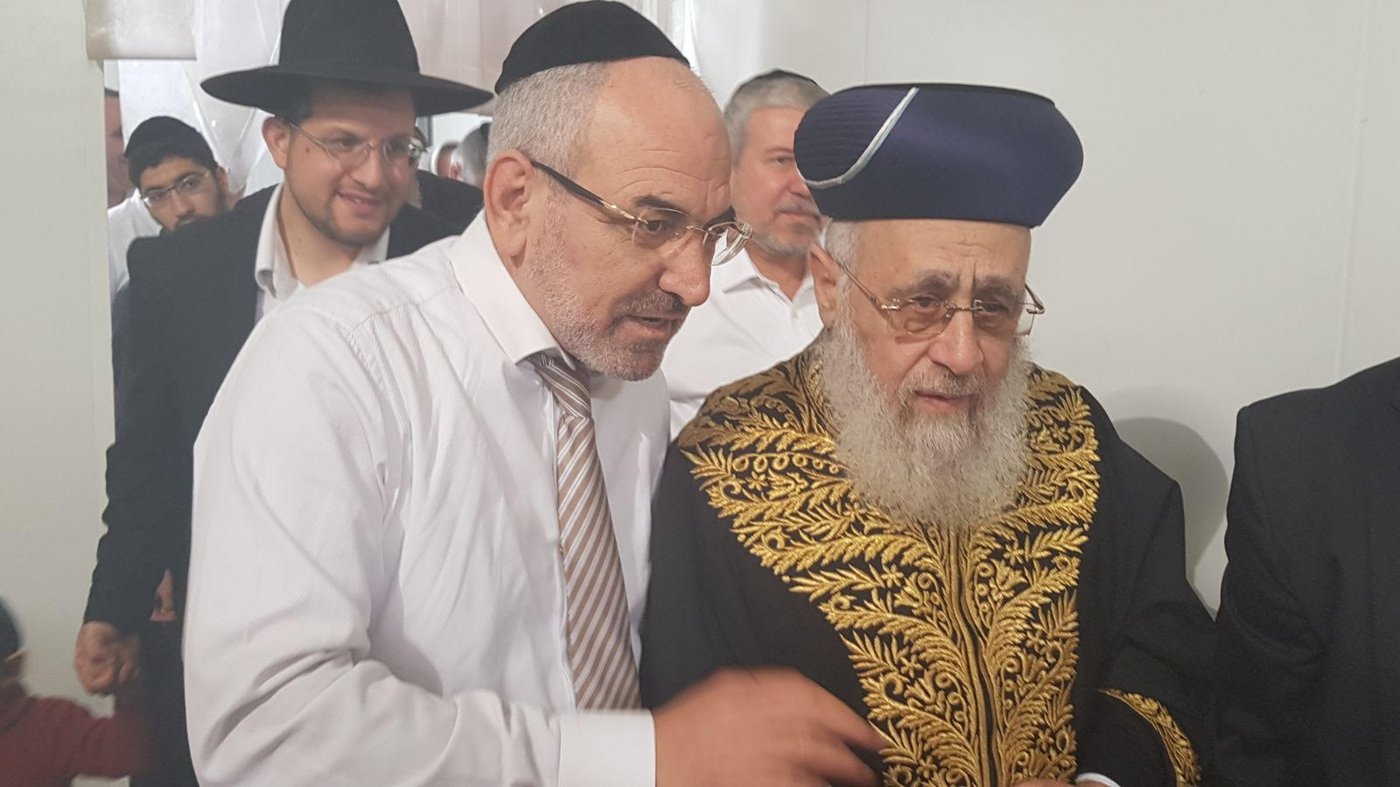 צפו: הראשל"צ במצוות הכנת מצות ערב החג