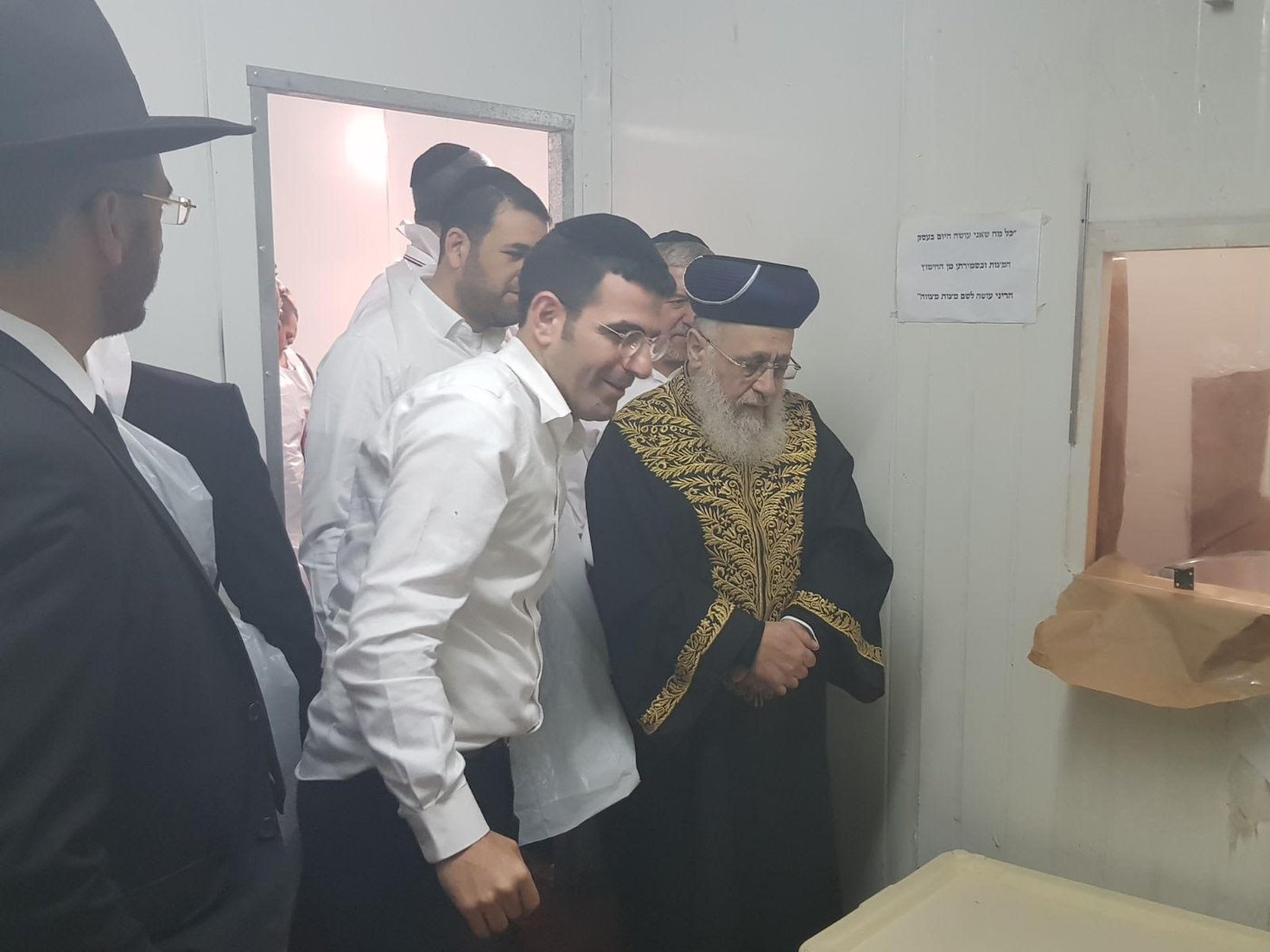 צפו: הראשל"צ במצוות הכנת מצות ערב החג