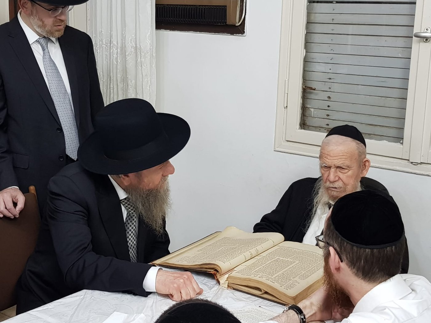 הגרמ"ה הירש והגרמ"ש אדלשטיין בהקבלת פני הגרי"ג אדלשטיין. צפו