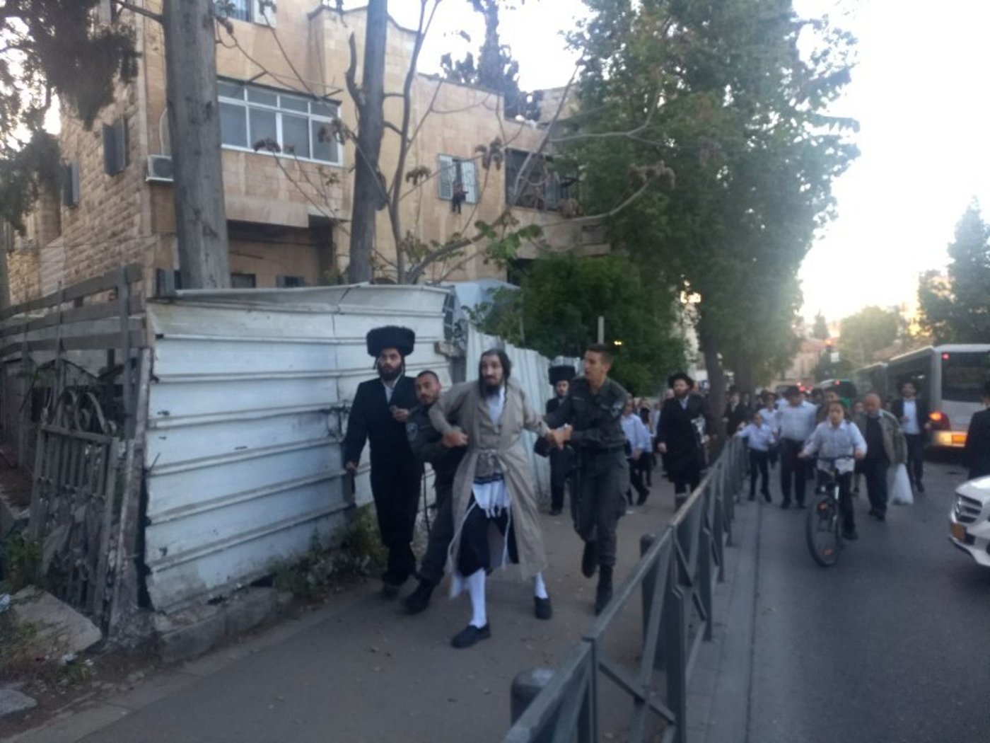 זעם על דרישת המשטרה לנתח את גופת הפעוט שטבע