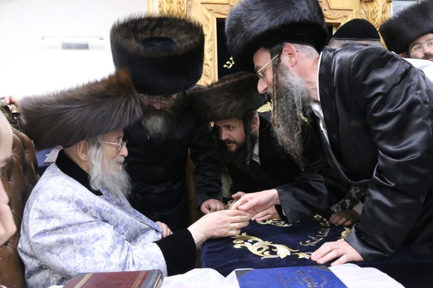 קבלת קהל בחול המועד אצל גאב"ד 'העדה החרדית' • צפו
