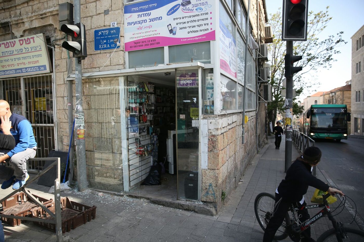 מי מתנכל לקפה אינטרנט במאה שערים?