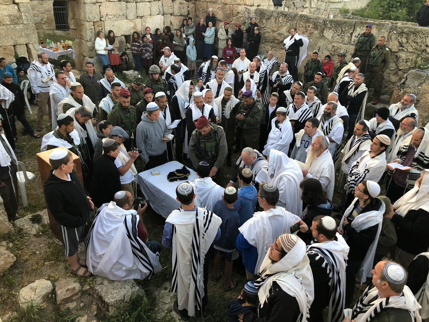 אחרי 4 שנים: תפילה בבית הכנסת העתיק