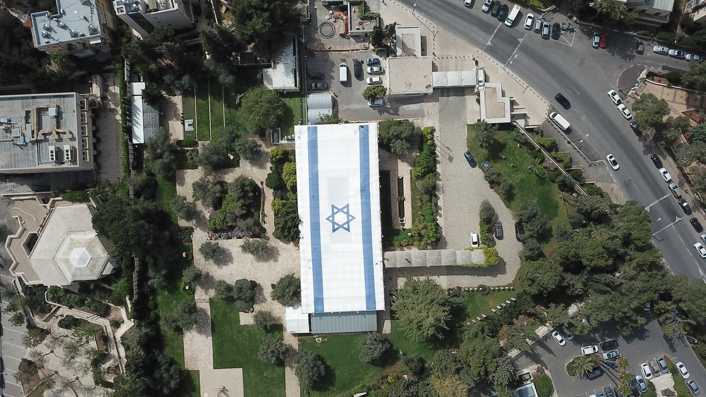 במבצע מיוחד: דגל המדינה נפרש על גג בית הנשיא • תיעוד