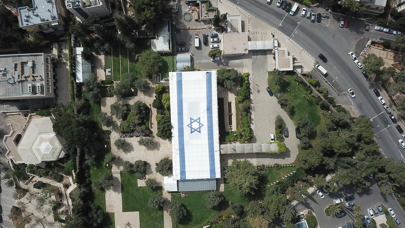 במבצע מיוחד: דגל המדינה נפרש על גג בית הנשיא • תיעוד