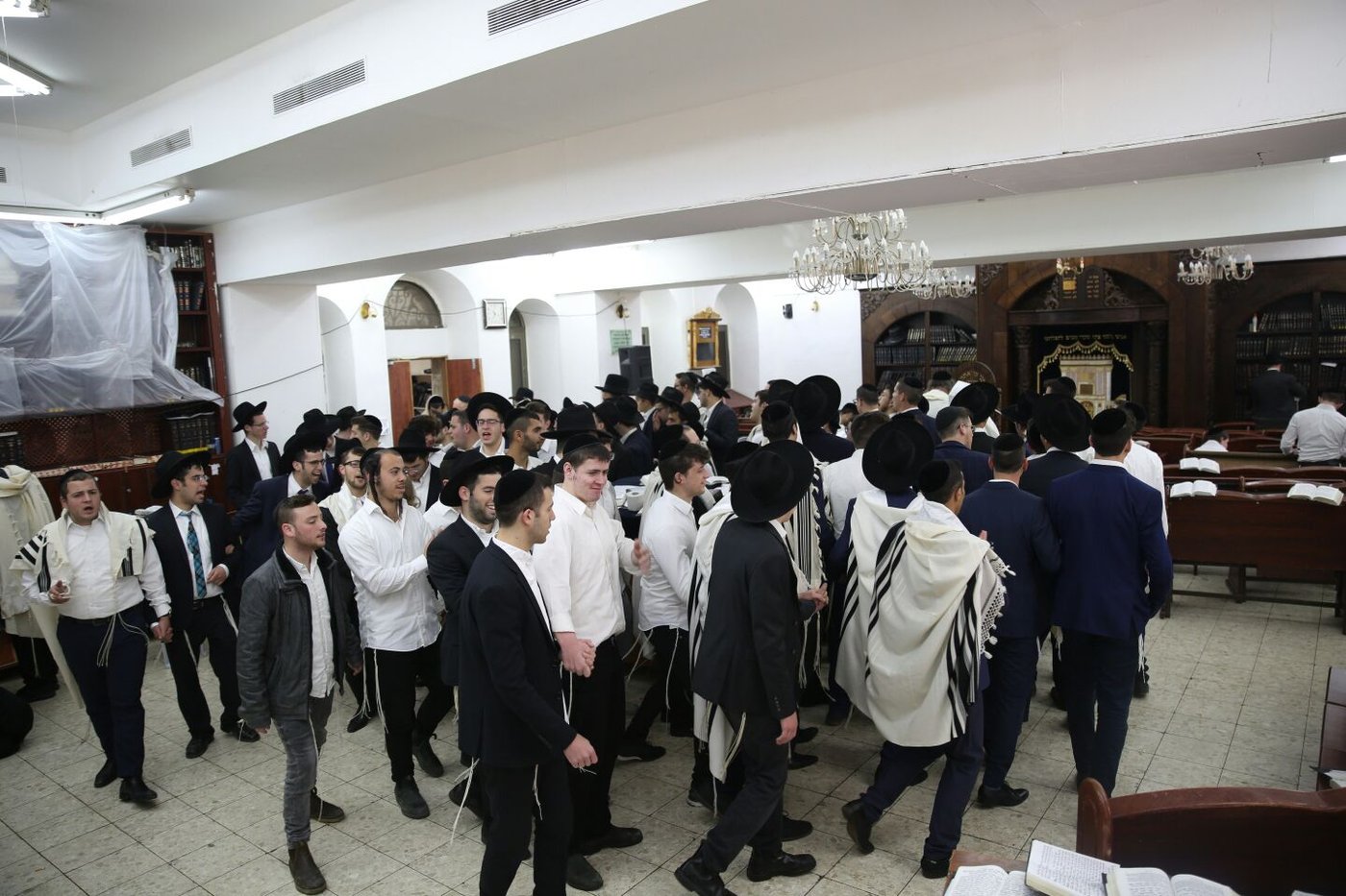 בשירה וריקודים: 'הלל' עם תלמידי ישיבת רש"י • צפו