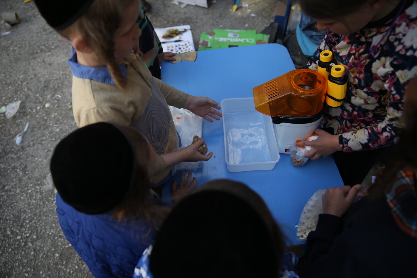 הצצה נדירה לשוק האג'ואים במאה שערים