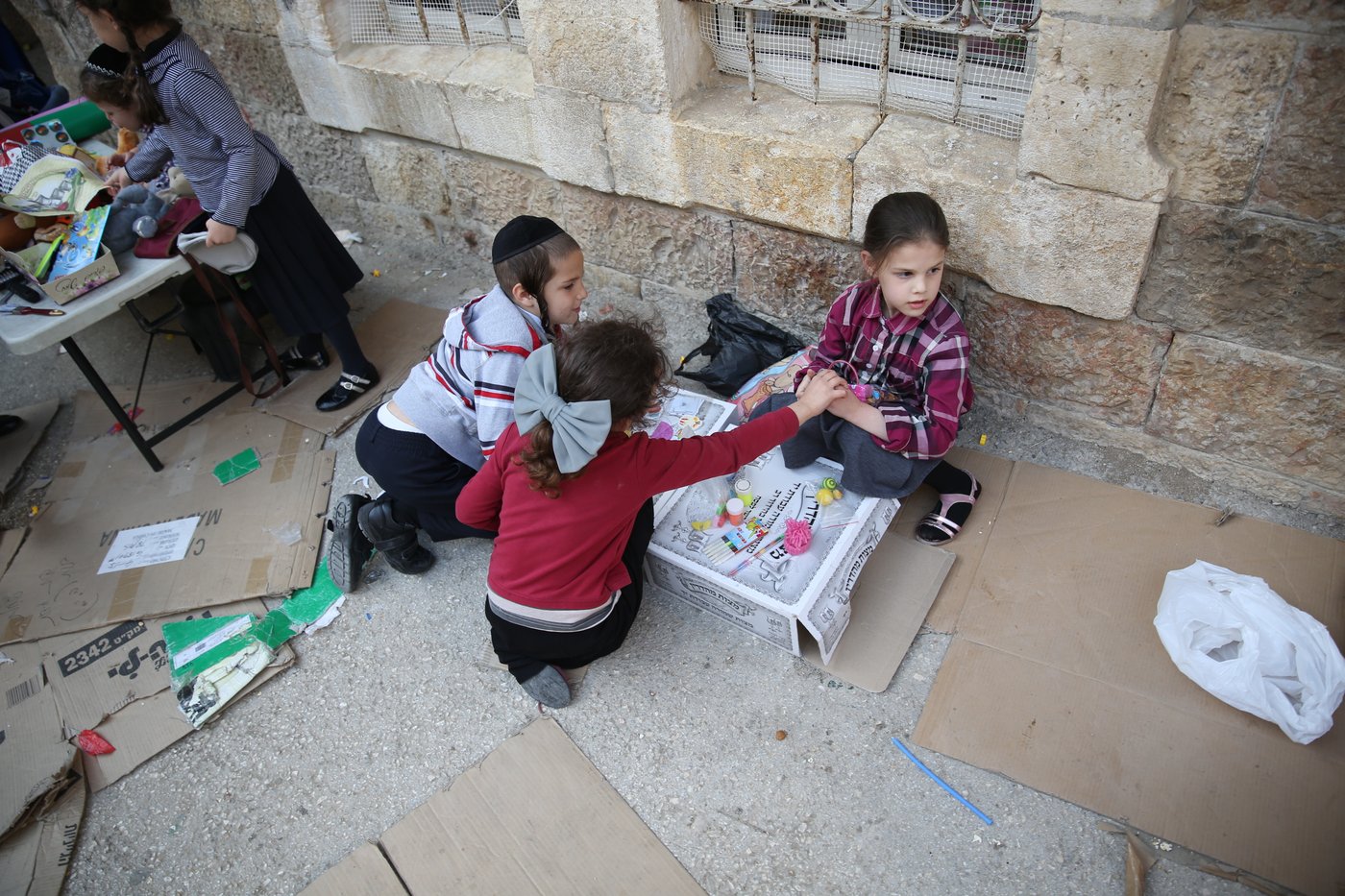 הצצה נדירה לשוק האג'ואים במאה שערים