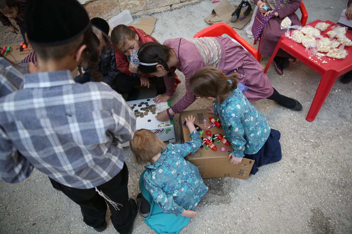 הצצה נדירה לשוק האג'ואים במאה שערים