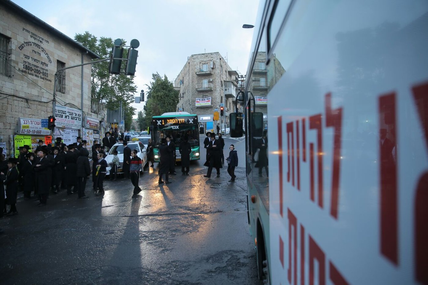 מעצר האב החרדי הוארך, עשרות יצאו להפגין בי-ם
