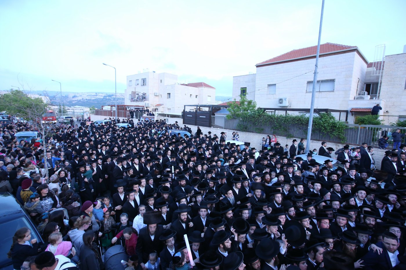 היחצ"ן הכניס ספר תורה, הפוליטיקאים התייצבו • גלריה