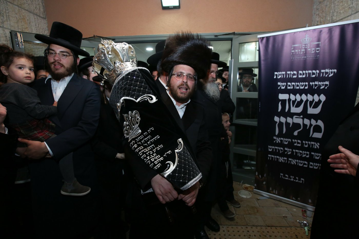 היחצ"ן הכניס ספר תורה, הפוליטיקאים התייצבו • גלריה