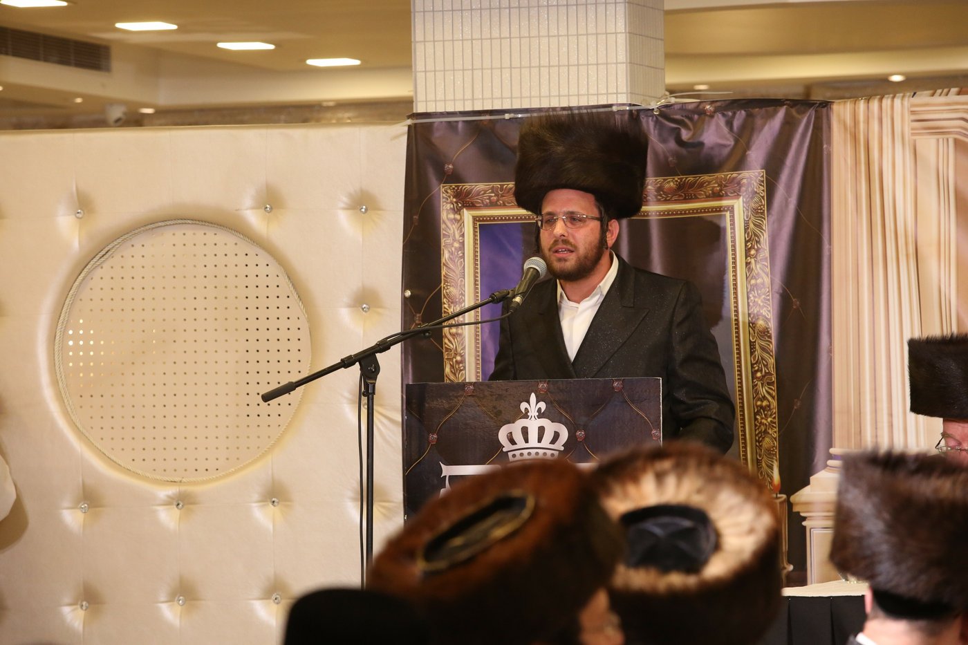 היחצ"ן הכניס ספר תורה, הפוליטיקאים התייצבו • גלריה