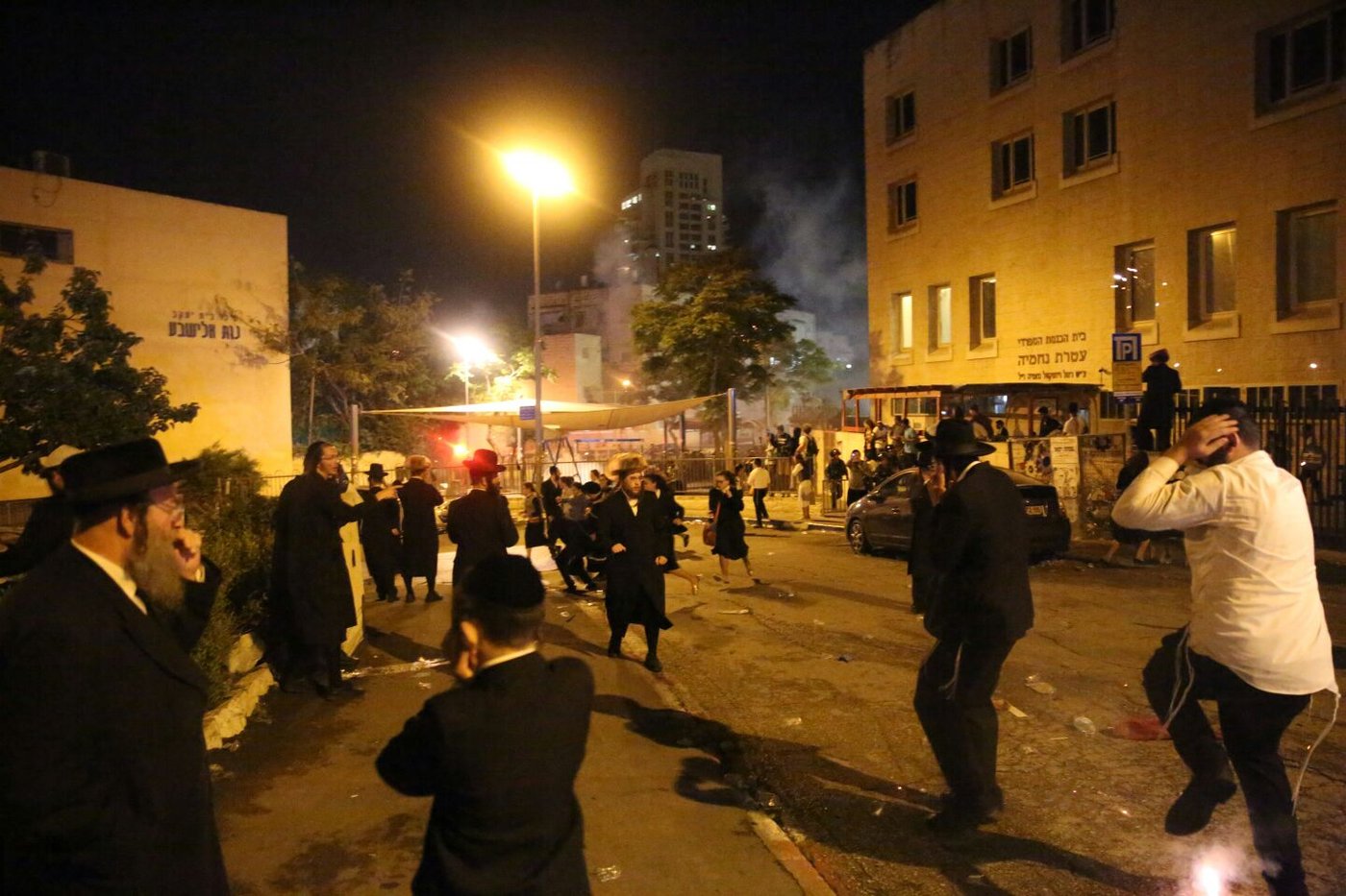 המשטרה מסירה כפפות: רימוני הלם על המפגינים החרדים
