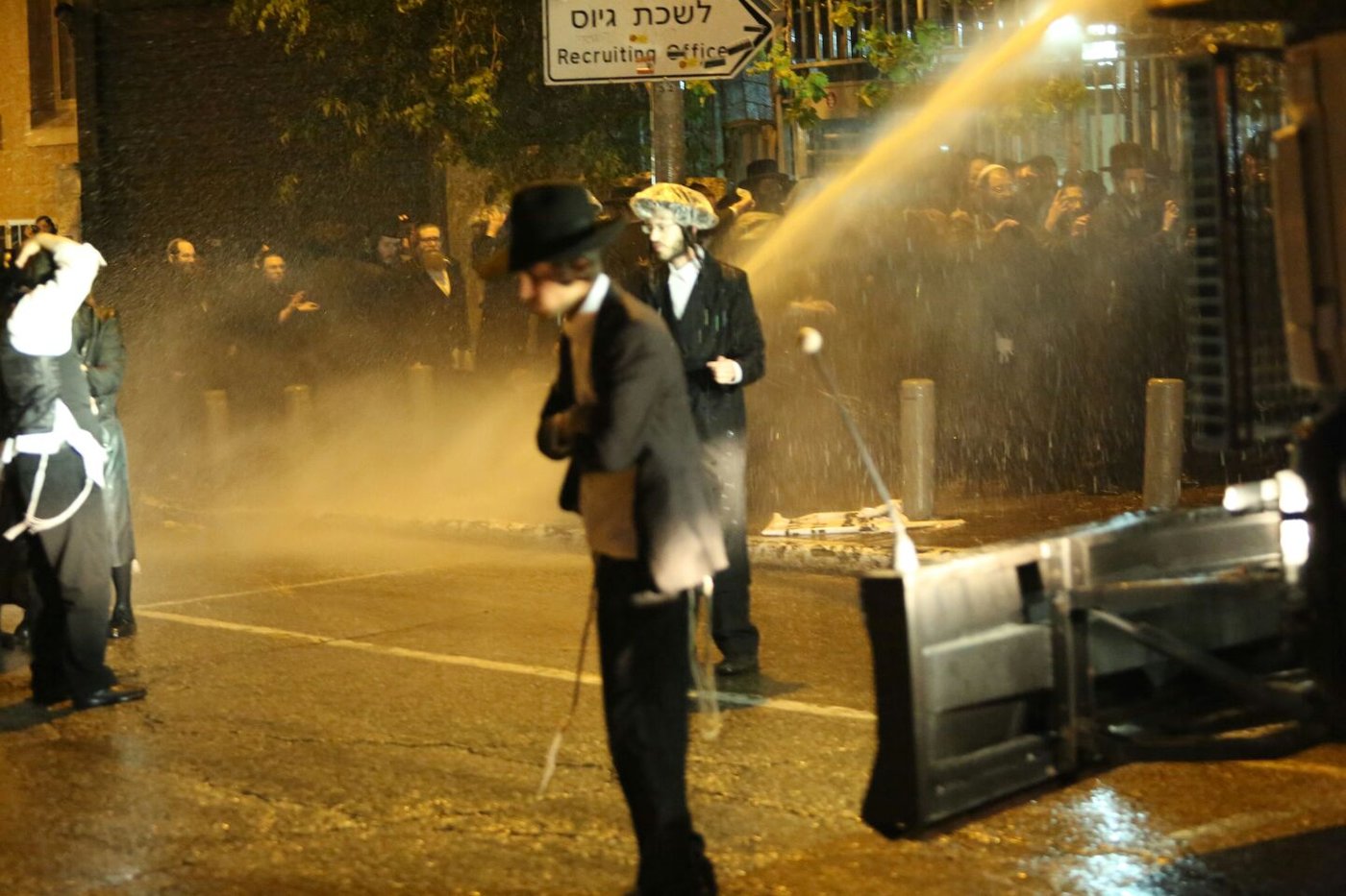 המשטרה מסירה כפפות: רימוני הלם על המפגינים החרדים