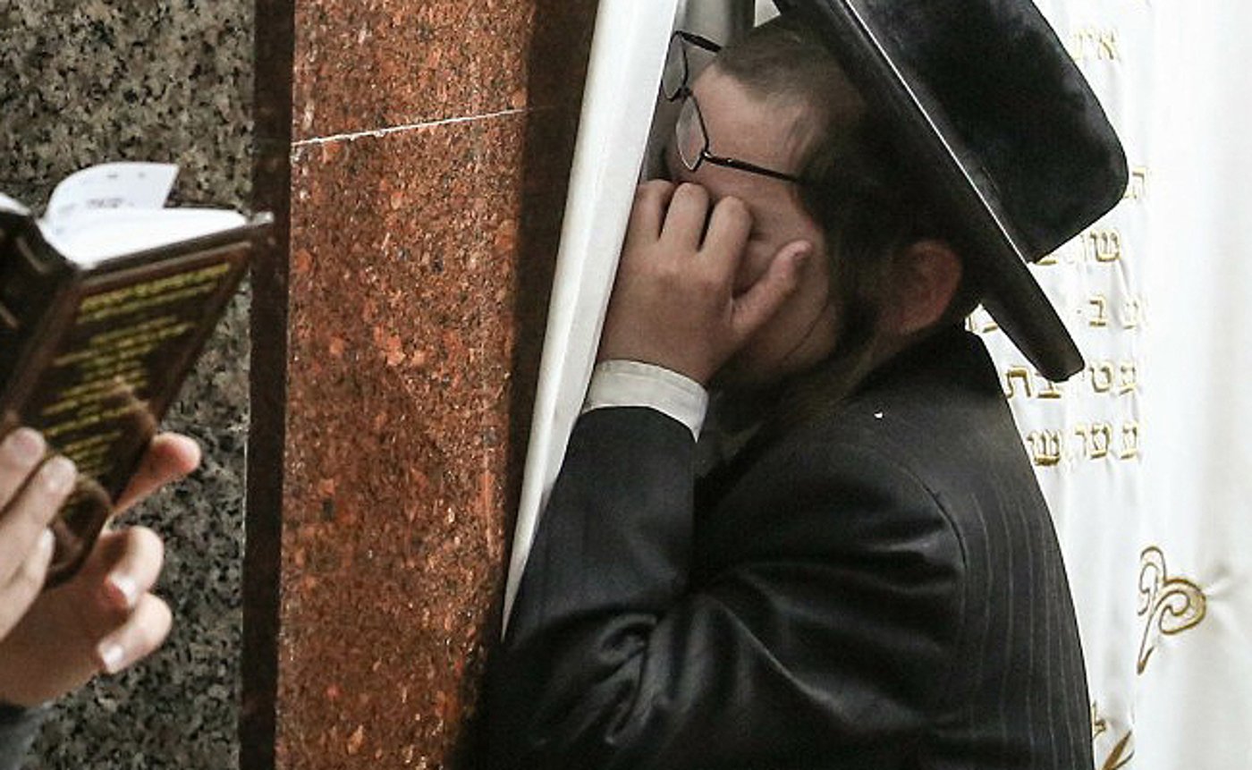 בחור ישיבה מתפלל לקראת זמן קיץ
