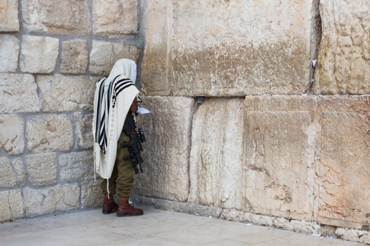 חייל צה"ל מתפלל בכותל