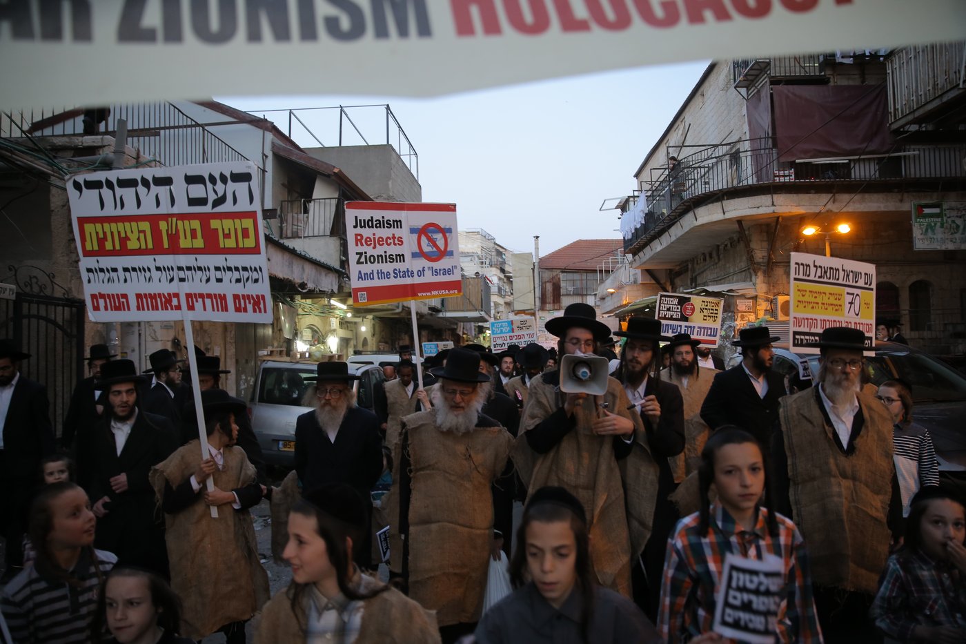 דגלי פלסטין הונפו בגאווה; דגלי ישראל הועלו באש