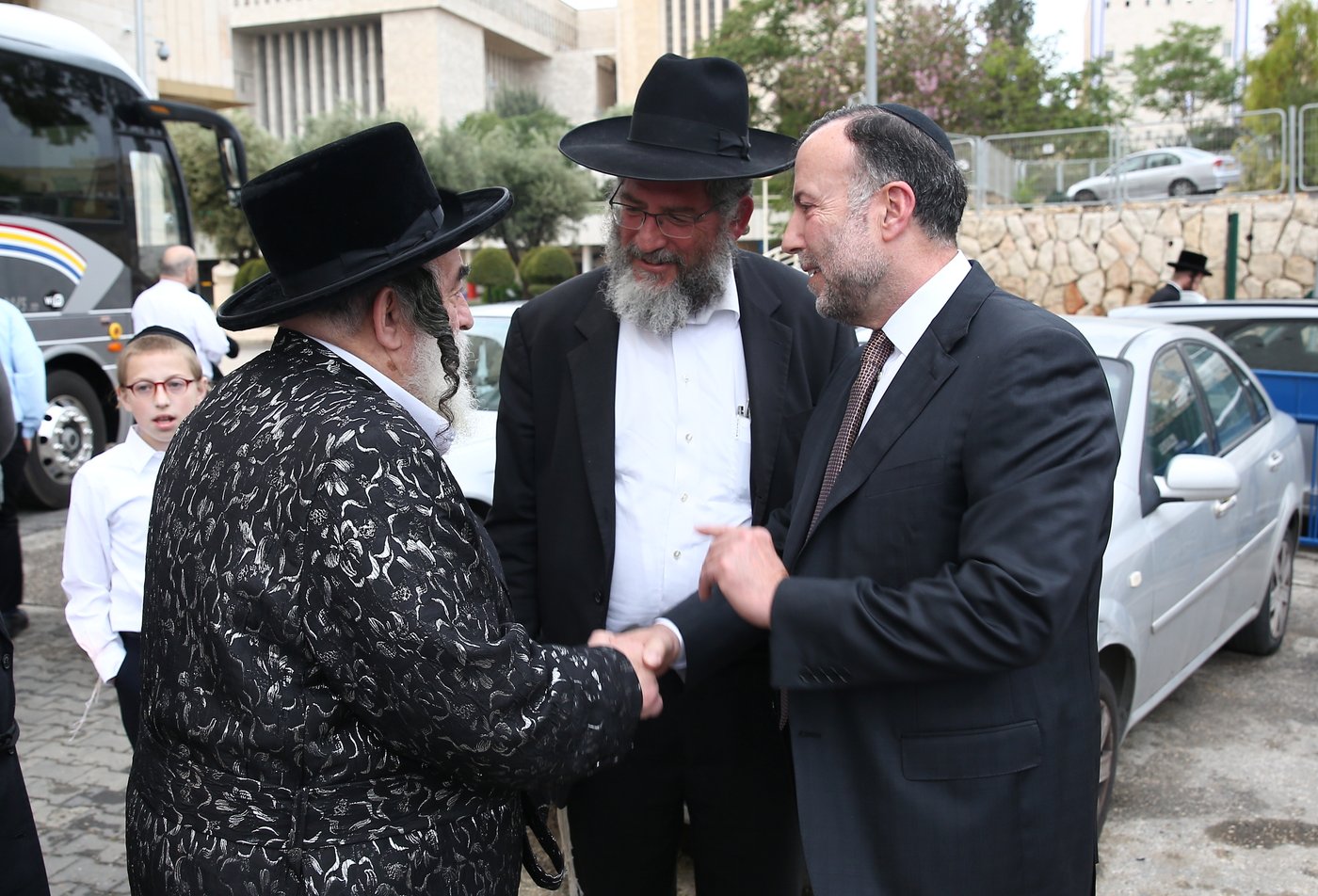 האדמו"ר צפה בהר הבית ופצח בניגון נוגה