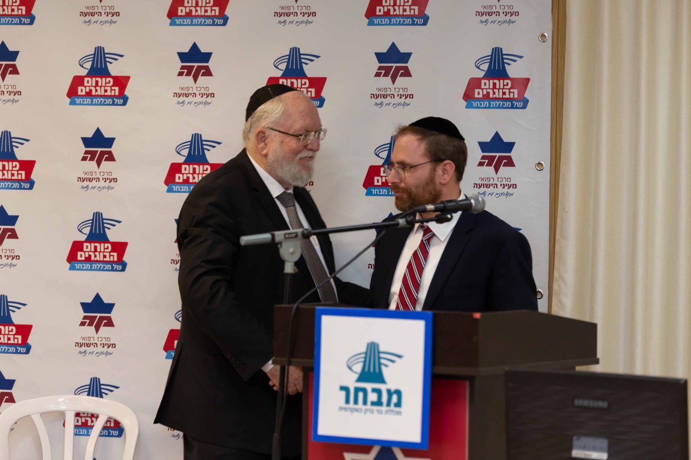 הרב יעקובוביץ מנכ"ל מכללת מבחר והרב שלמה רוטשילד מנכ"ל מעיני הישועה - בפורום הבוגרים