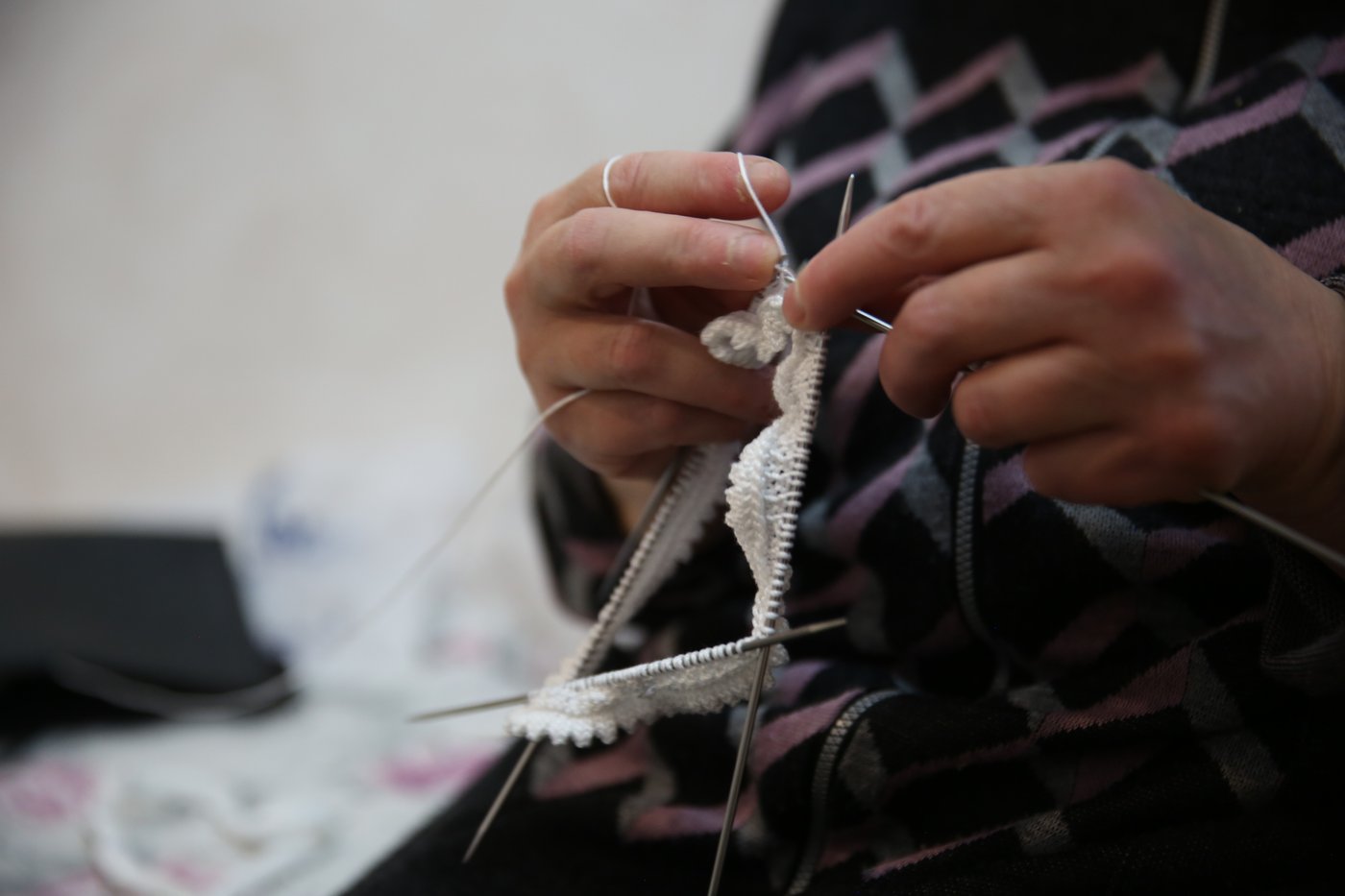 הצצה נדירה: הנשים שסורגות ירמולקע'ס