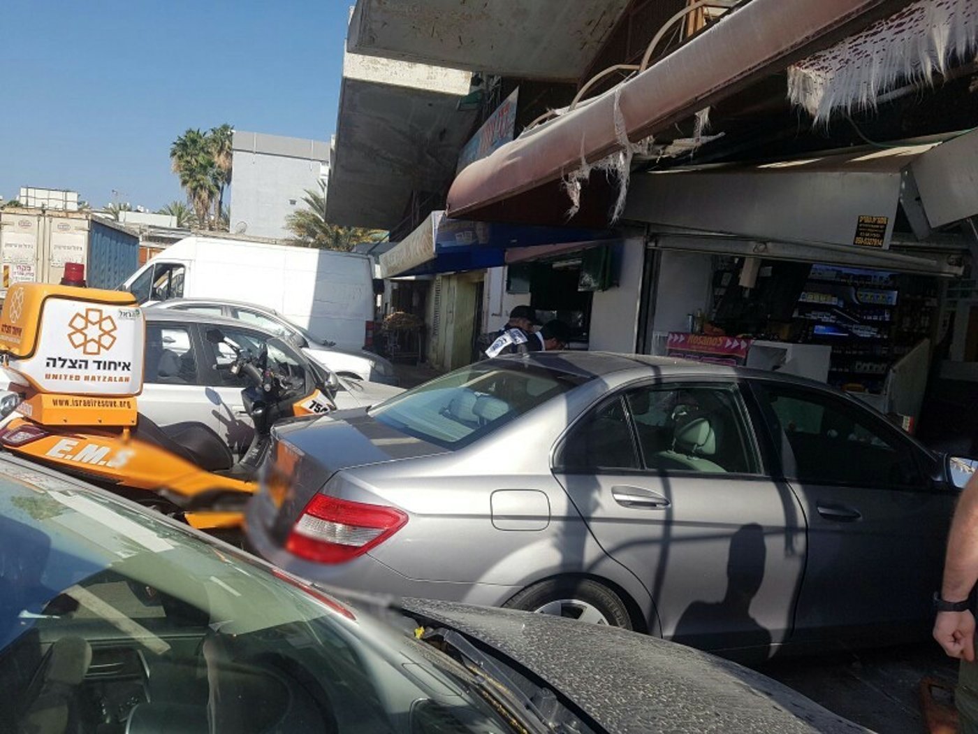 אישה נכנסה עם רכבה אל תוך הקיוסק • צפו