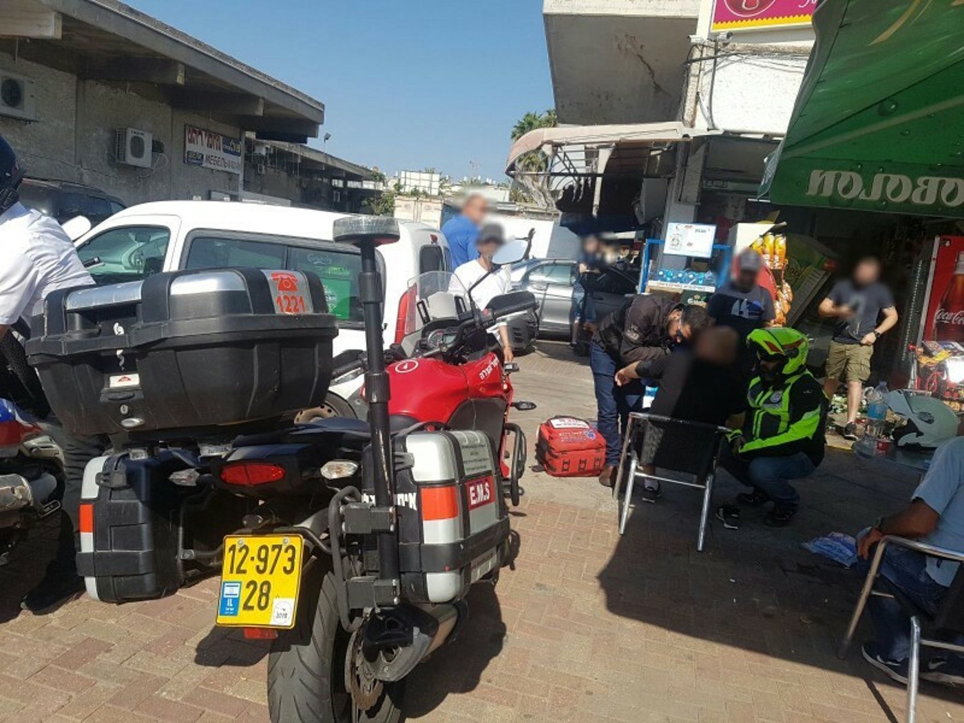 אישה נכנסה עם רכבה אל תוך הקיוסק • צפו
