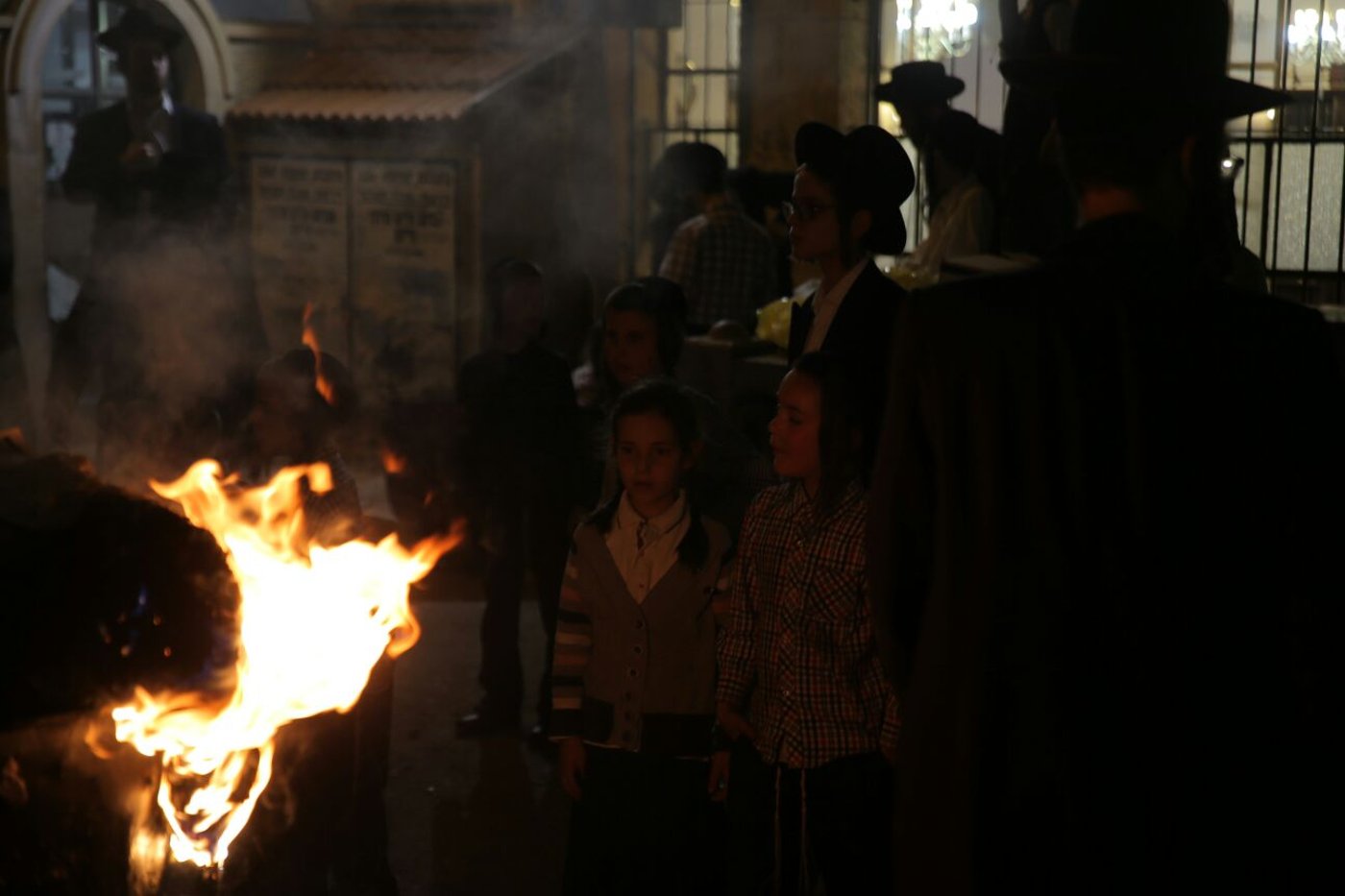 במדורת הקיצונים: דגלי ישראל, עיתון "הפלס" ובובה חסרת זהות