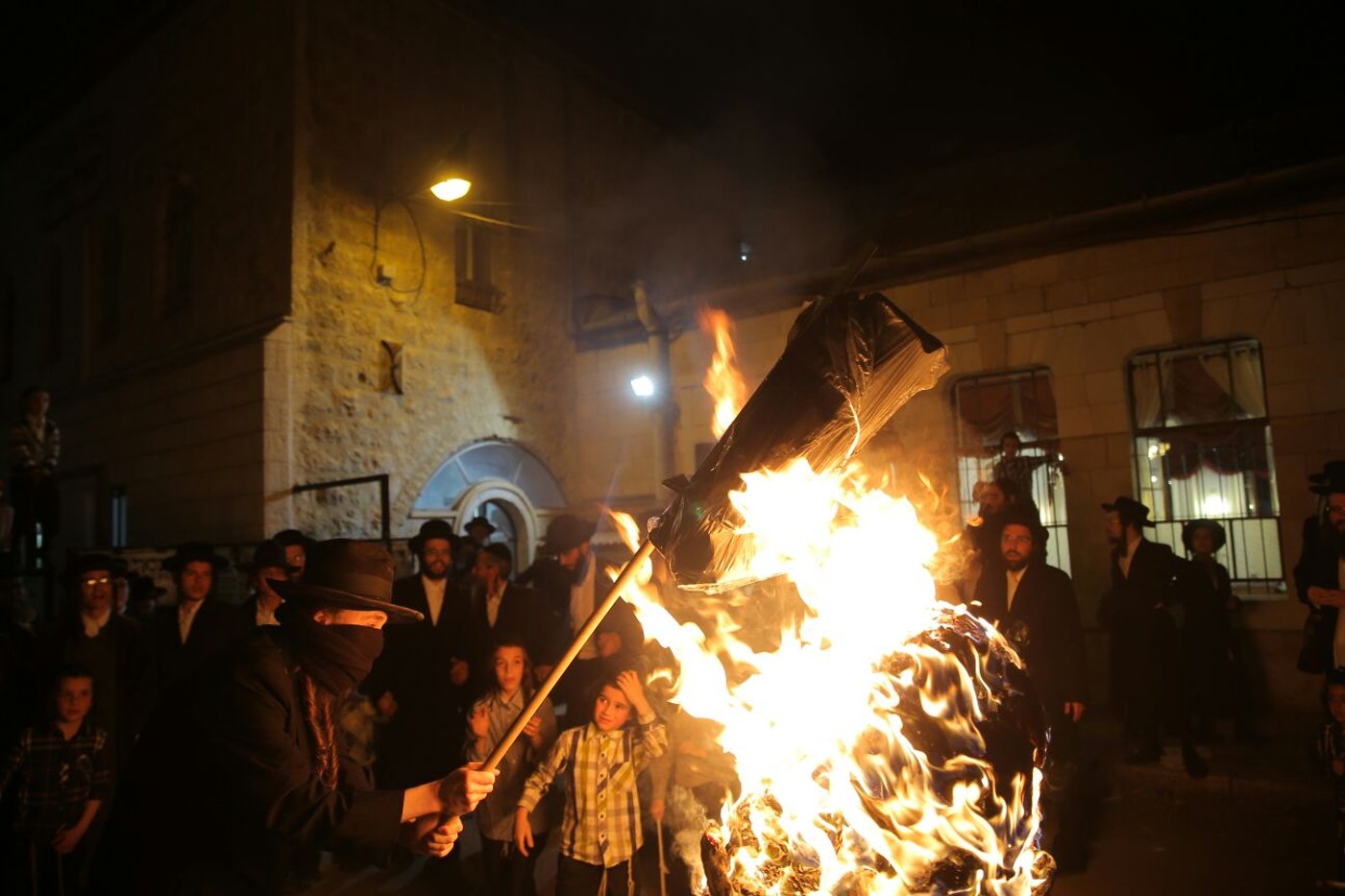 במדורת הקיצונים: דגלי ישראל, עיתון "הפלס" ובובה חסרת זהות