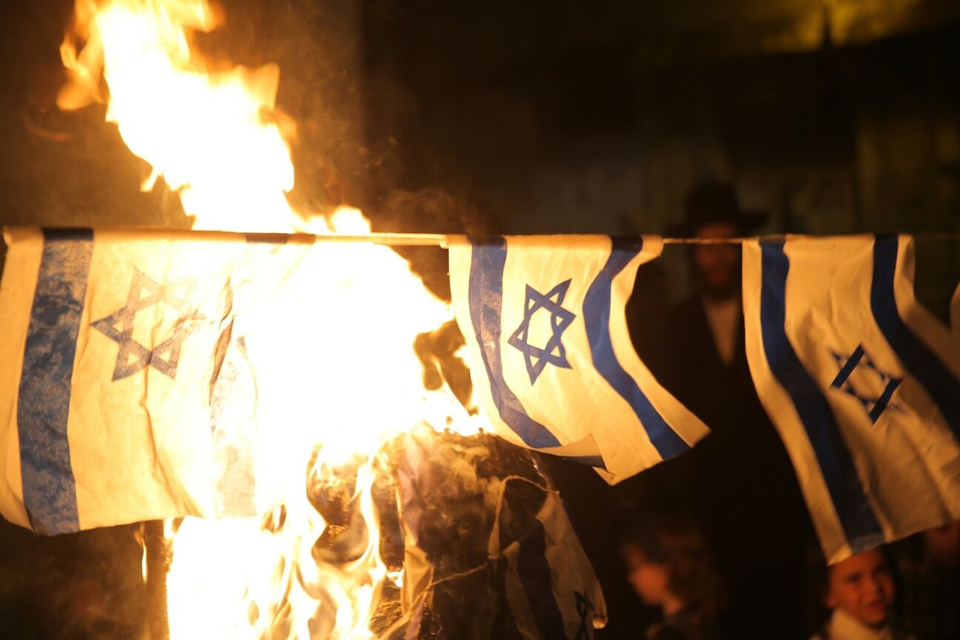 במדורת הקיצונים: דגלי ישראל, עיתון "הפלס" ובובה חסרת זהות