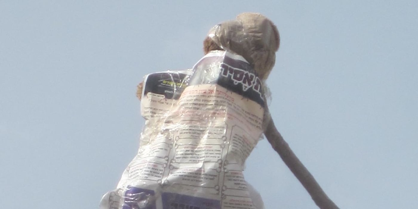 הפילוג הליטאי: ילדים צהלו סביב 'בובת המן' עשויה 'הפלס'