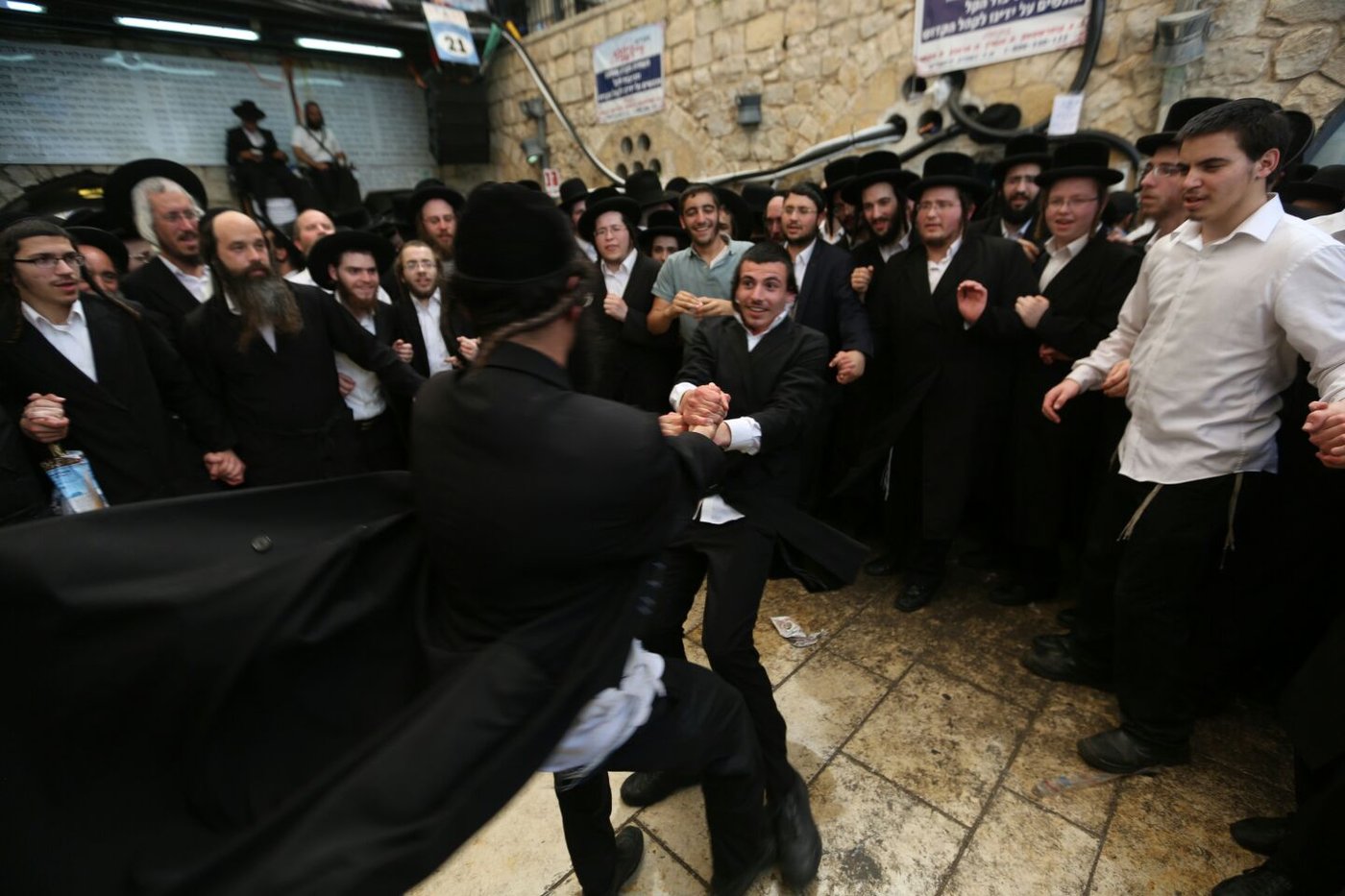 ובחצר ציון הרשב"י במירון: ריקודים ללא הפסקה • גלריה