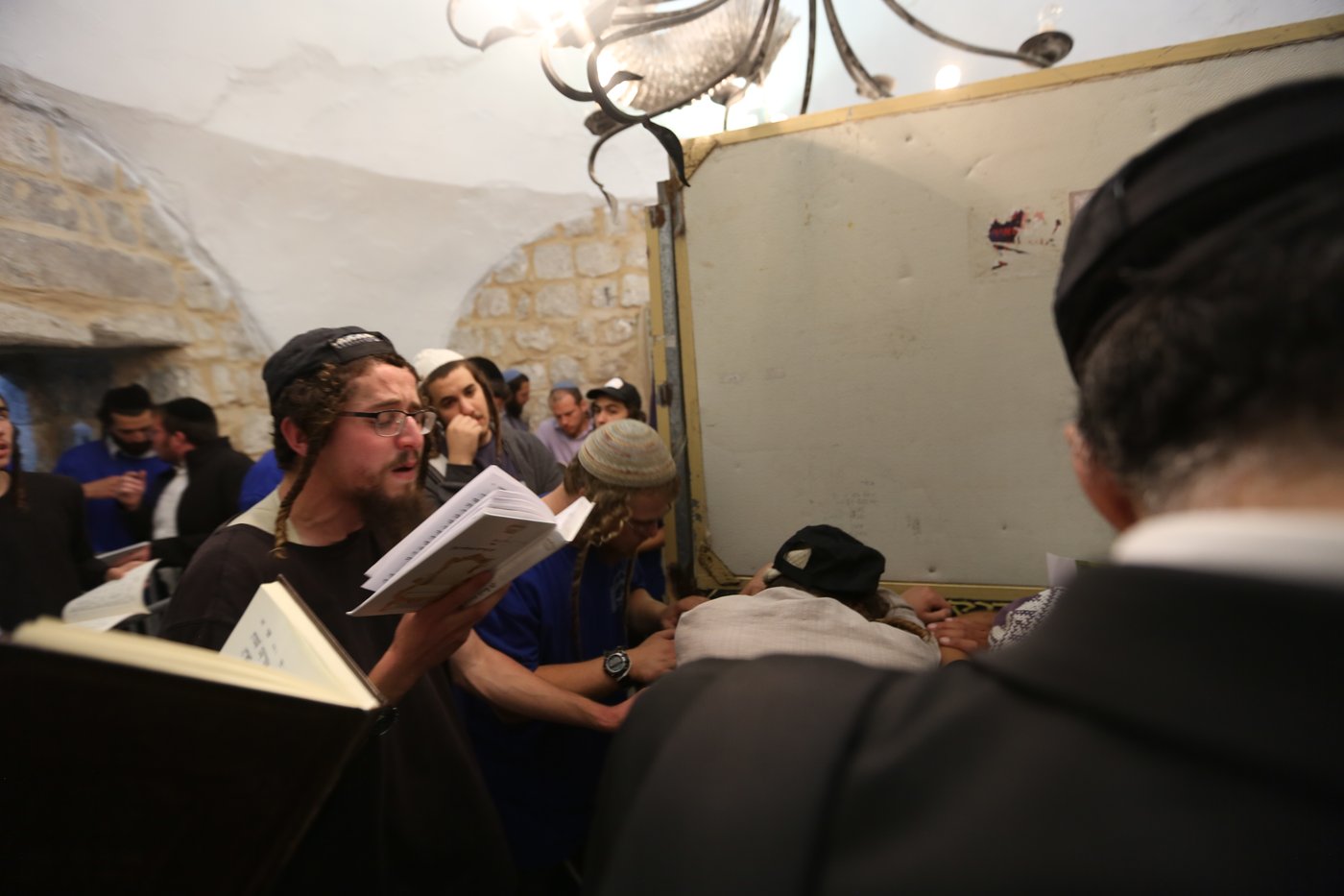 אלפים בכניסה גדולה לקבר יוסף בשכם •צפו